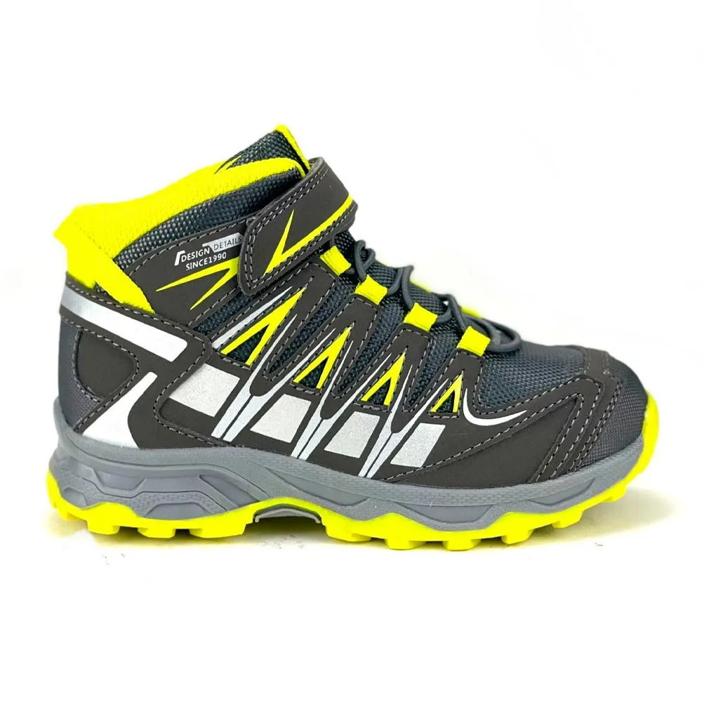 Zapatilla outdoor para niño gris