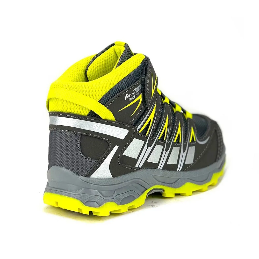 Zapatilla outdoor para niño gris