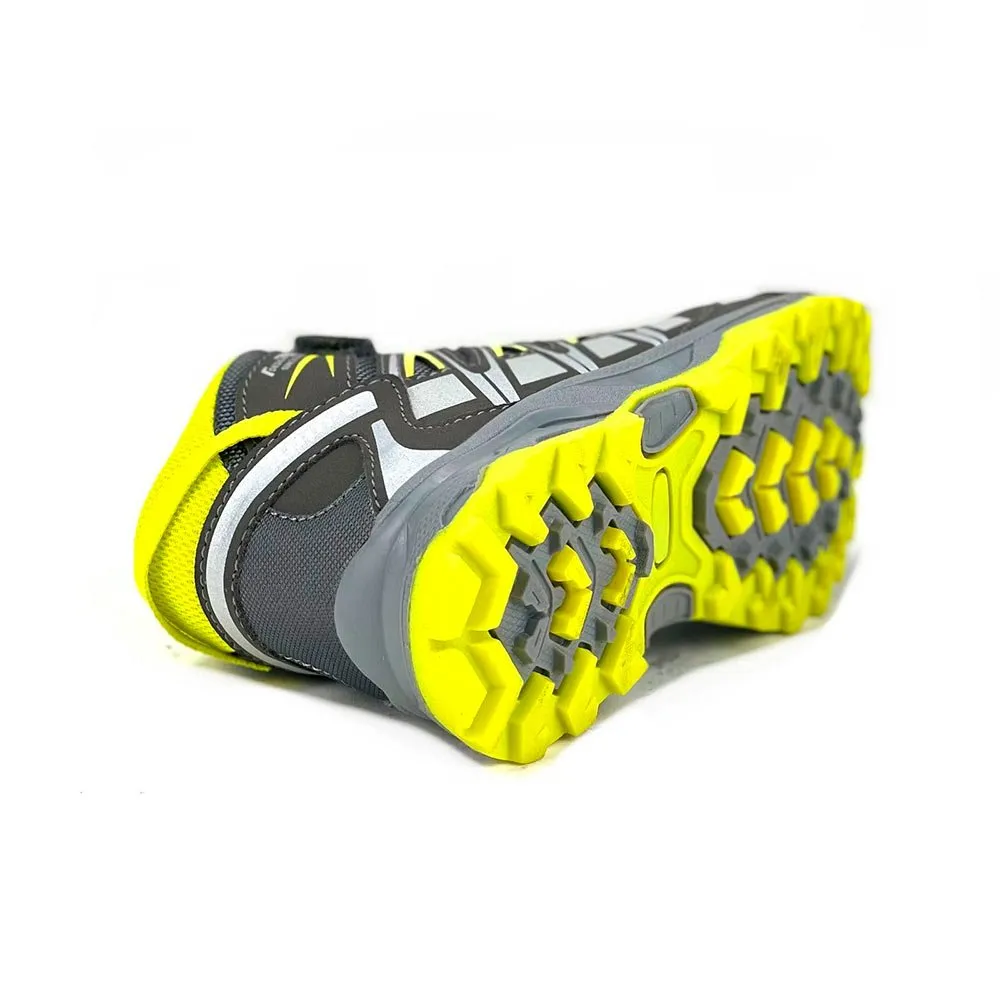 Zapatilla outdoor para niño gris