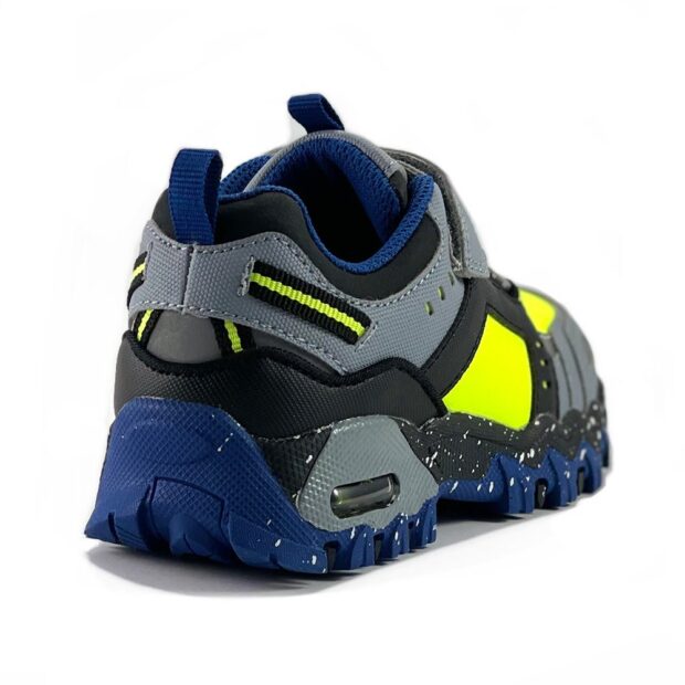 Zapatilla outdoor niño gris