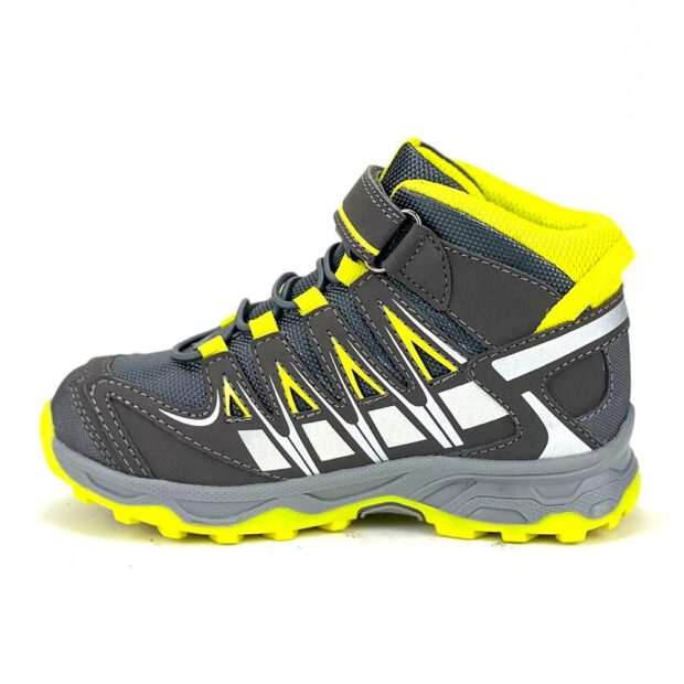 Zapatilla outdoor para niño gris